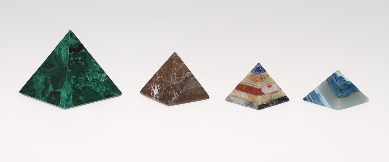 STENDEKORATIONER, 4 st, pyramidformade, olika mineraler bl a malakit. 1900-tal.