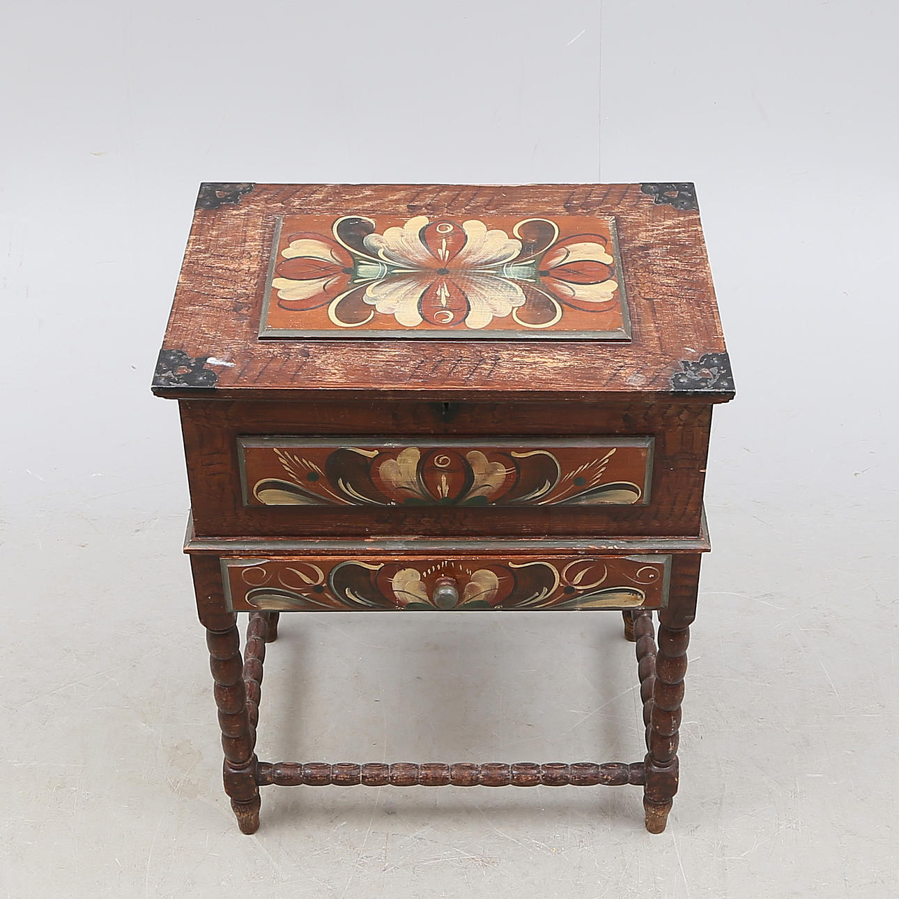 SYSKRIN, trä, kurbitsmålat, 1900-tal.