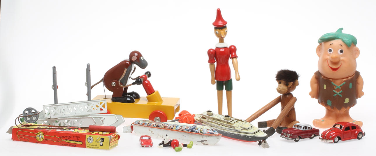 DIVERSE LEKSAKER träleksaker, Fred Flintstone, 2 båtar, Röd VW "MADE IN JAPAN" plus 2 bilar med mera.