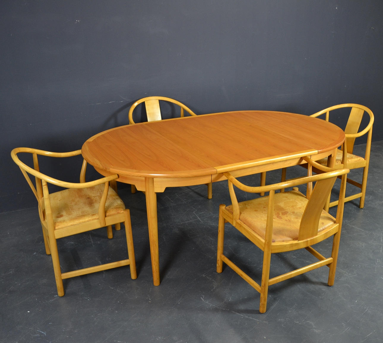 HANS J WEGNER. CHINA TISCH MIT 4 STÜHLEN PP MÖBLER.