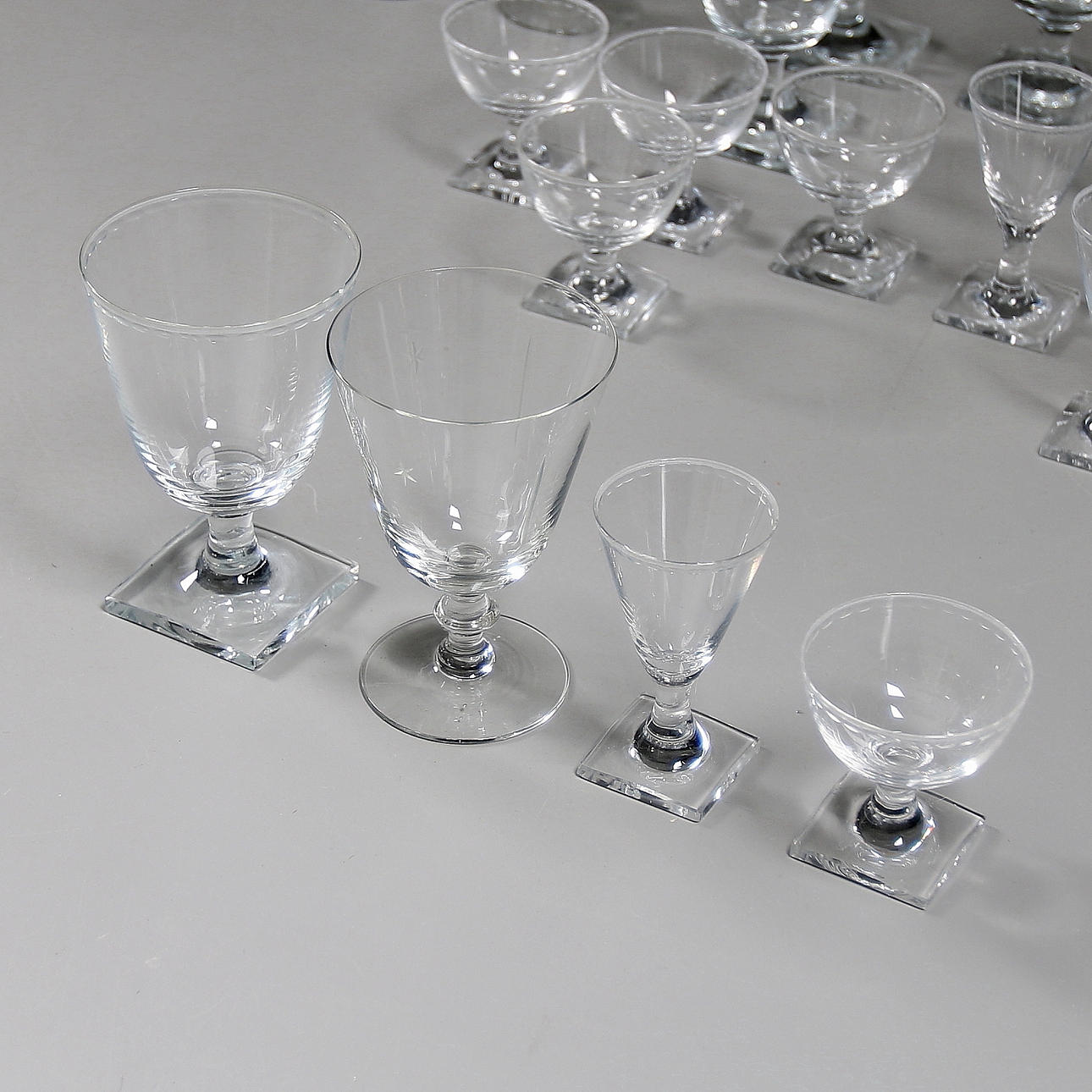 GLASSERVIS, 22 delar, Kosta,"Ekeberga bård" Elis Bergh, + 3 udda.