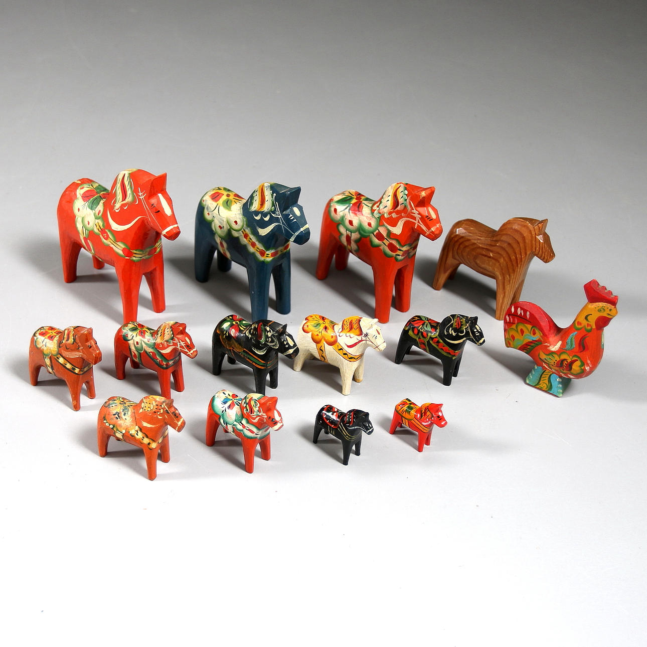 PARTI DALAHÄSTAR, trä, 13 st + 1 Tupp, 1900-tal.