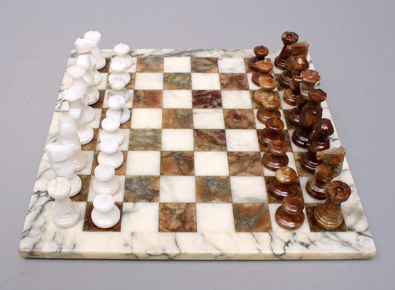 SCHACKSPEL i alabaster.