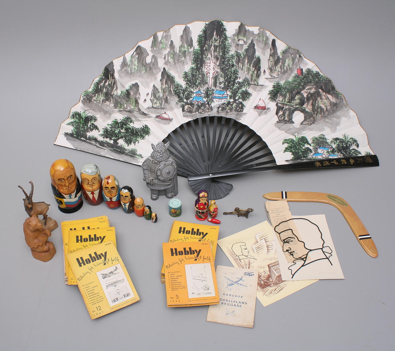 RYSKA DOCKOR + LÅS + SOLFJÄDER + HOBBYTIDNNGAR.