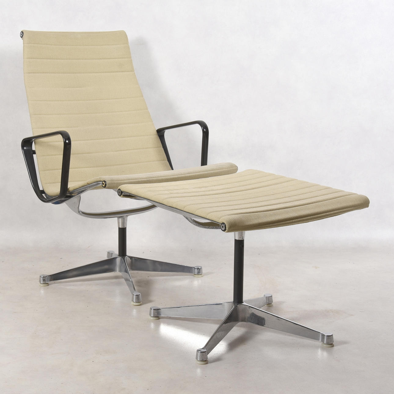 KONTORSTOL OG FODSKABEL, "EA 116" Charles & Ray Eames til Vitra.