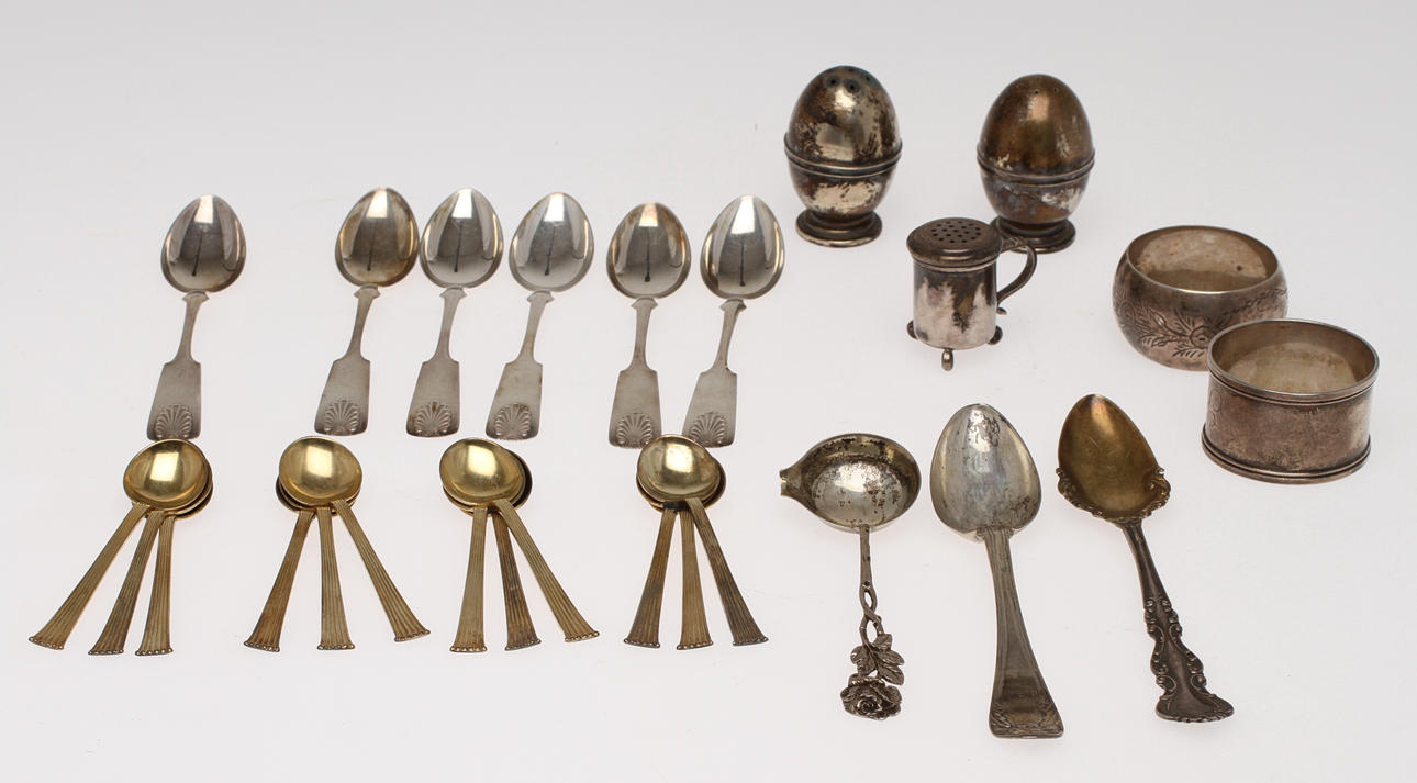 PARTI DIVERSE SILVER, Kaffe- Teskedar, servettringar, saltströare. 312 g.