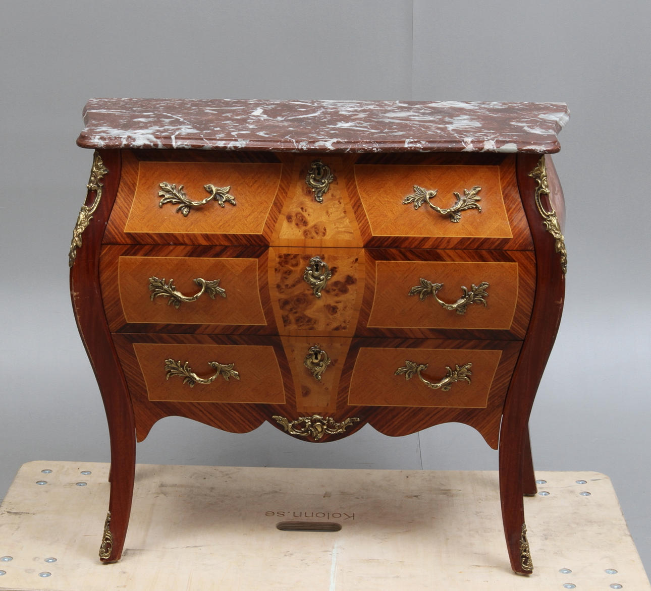 BYRÅ, med stenskiva, rokokostil, 1900-tal.