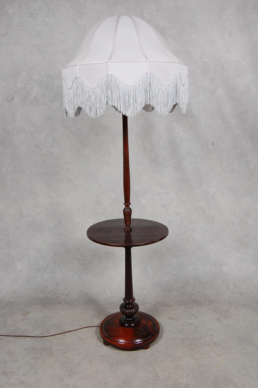 GOLVLAMPA, med bord, 1900-talets första hälft.