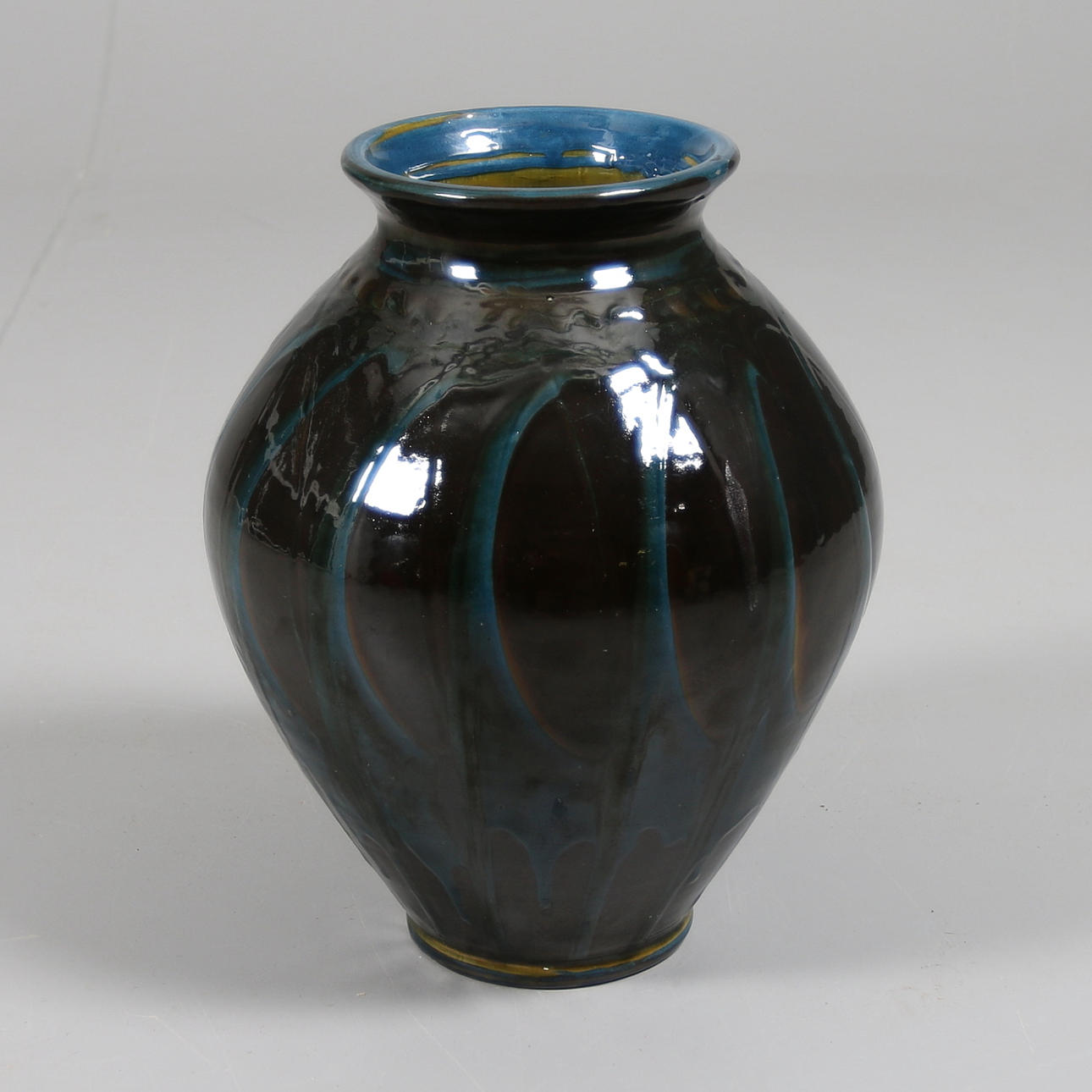 GOLVVAS, Glaserad lergods, Herman Kähler, Danmark, 1900-tal.