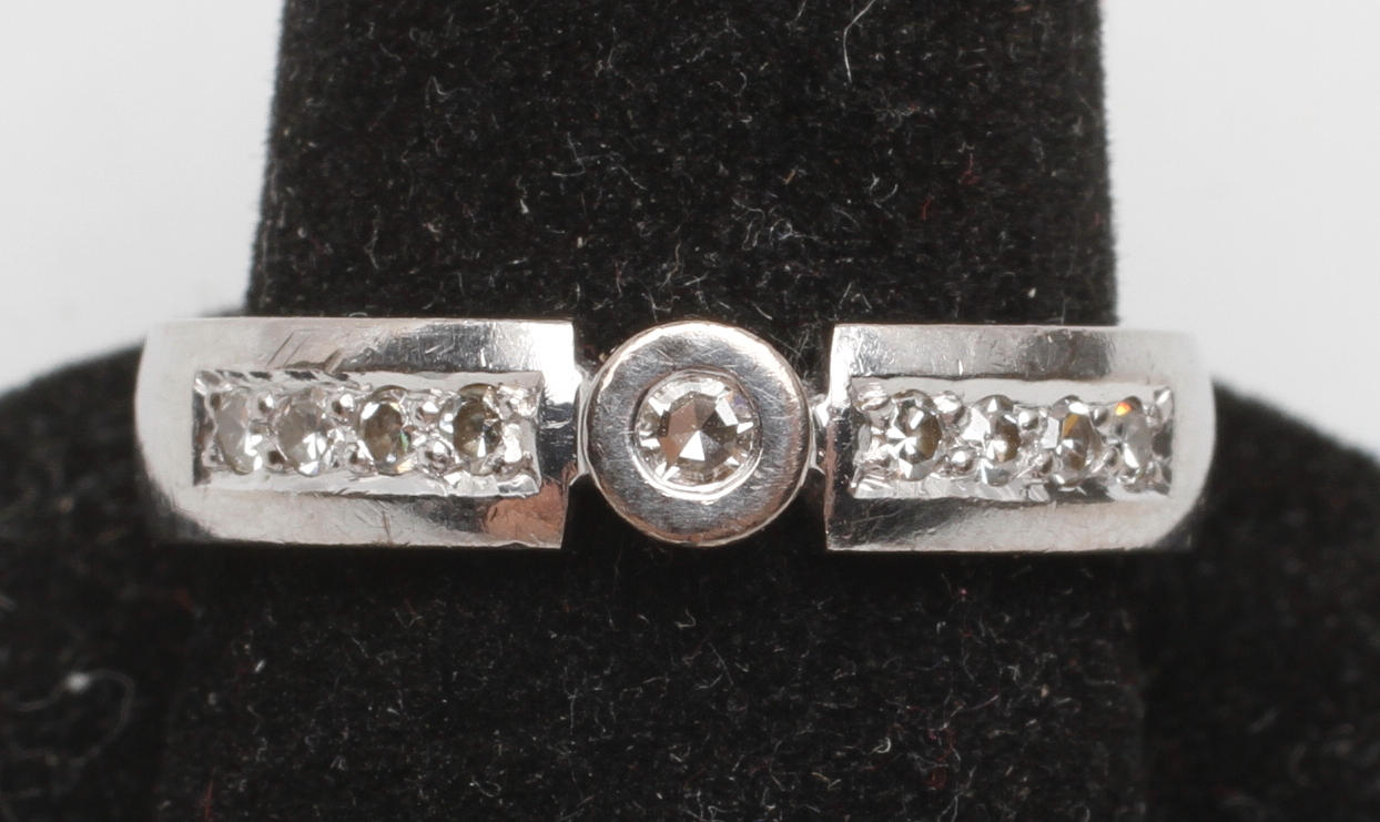 VITGULDSRING med 9 st diamanter, 18k guld, vikt ca 7,8 gr.