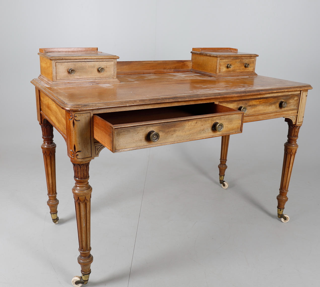 LÄKER; EN VIKTORIANSK MAHOGNY SKRIVBORD.