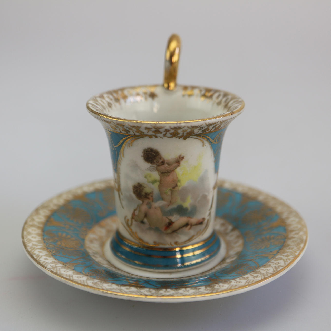 HANDMÅLADE PORSLIN CUP ”BARN”.