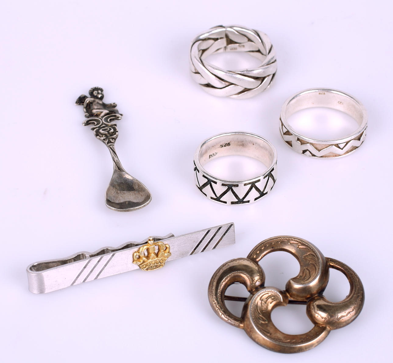 SILVERSMYCKEN, vikt= 39 gram, 3 ringar + brosch + saltsked + slipsnål.