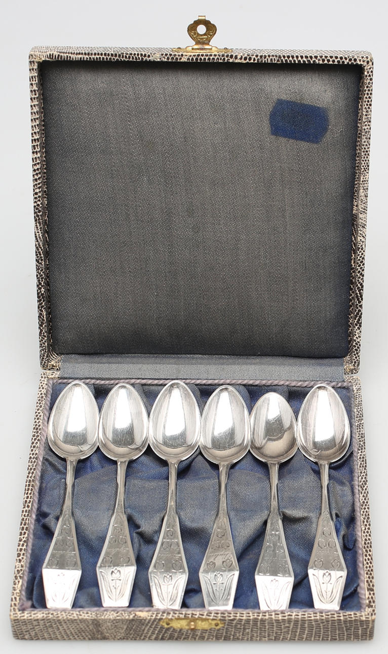 KAFFESKEDAR, 6 st i etui, Finland. Stämpad Stadsvapen = Helsingfors, KK 813H, TVM F5. Totalvikt.