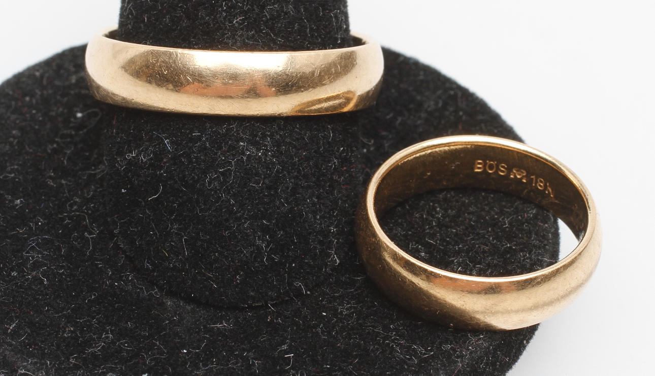 RINGAR, 2 st, 18k guld, vikt ca 11,3 gr.