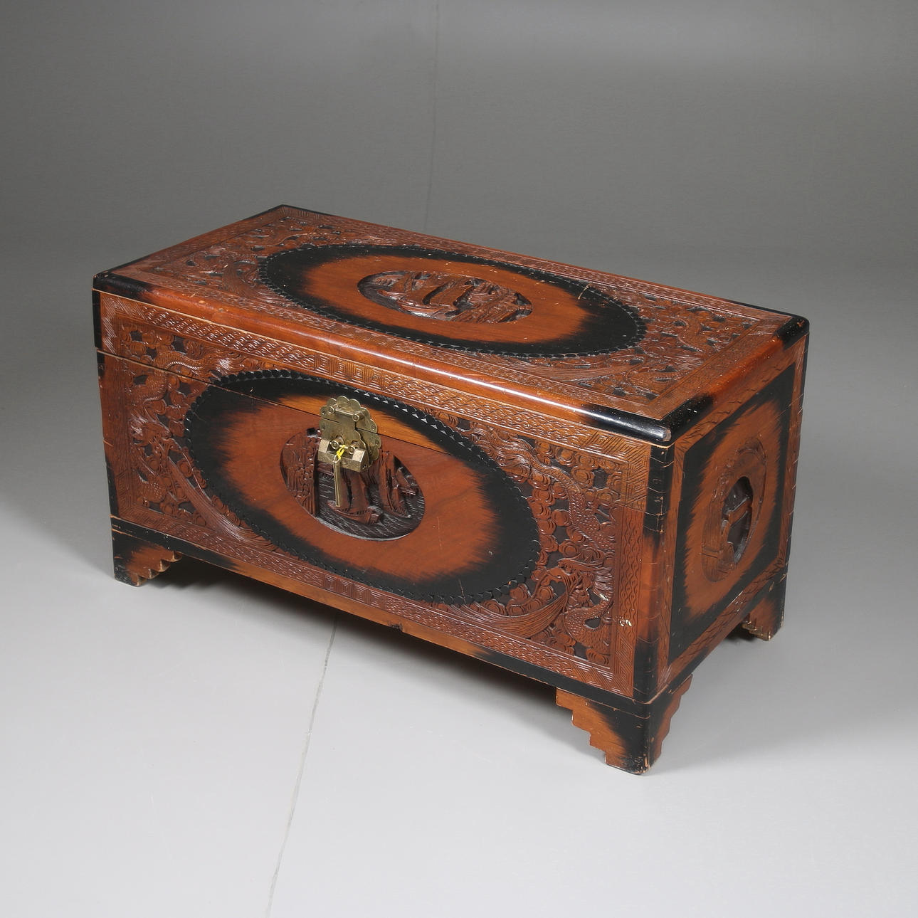 KAMFERKISTA, Kina, 1900-talets mitt.