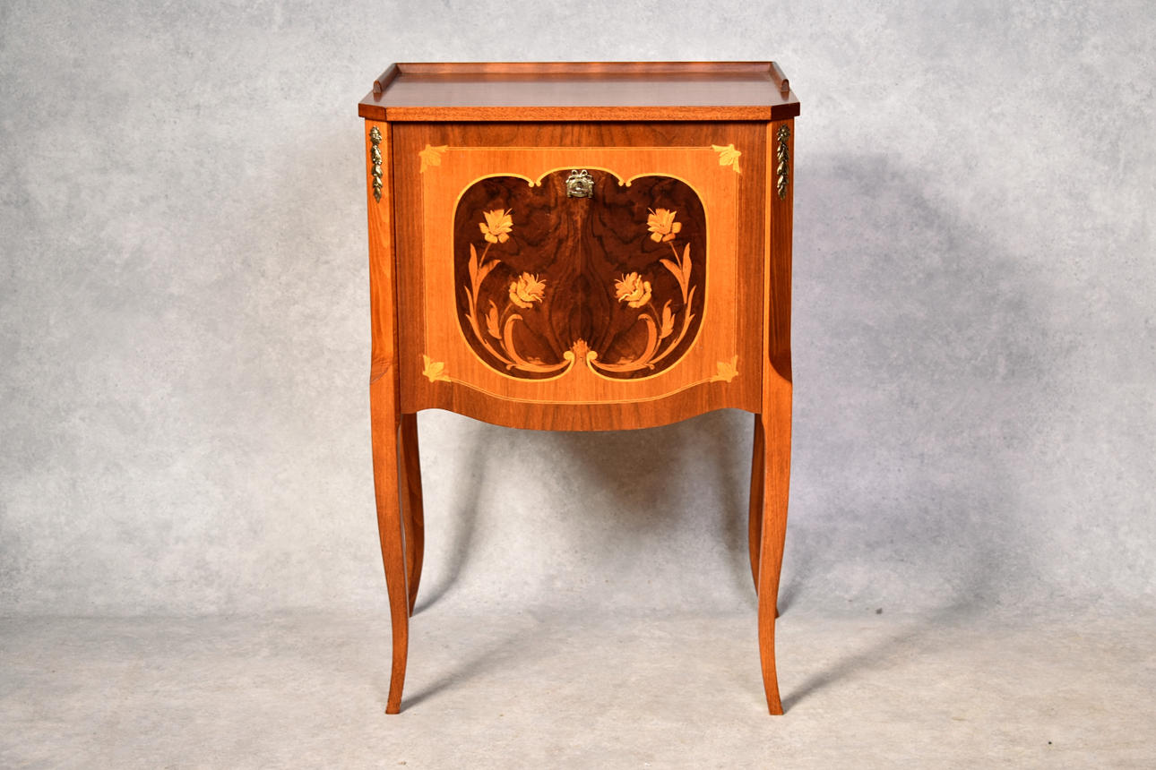 BESTECKKASTEN mit Intarsien.