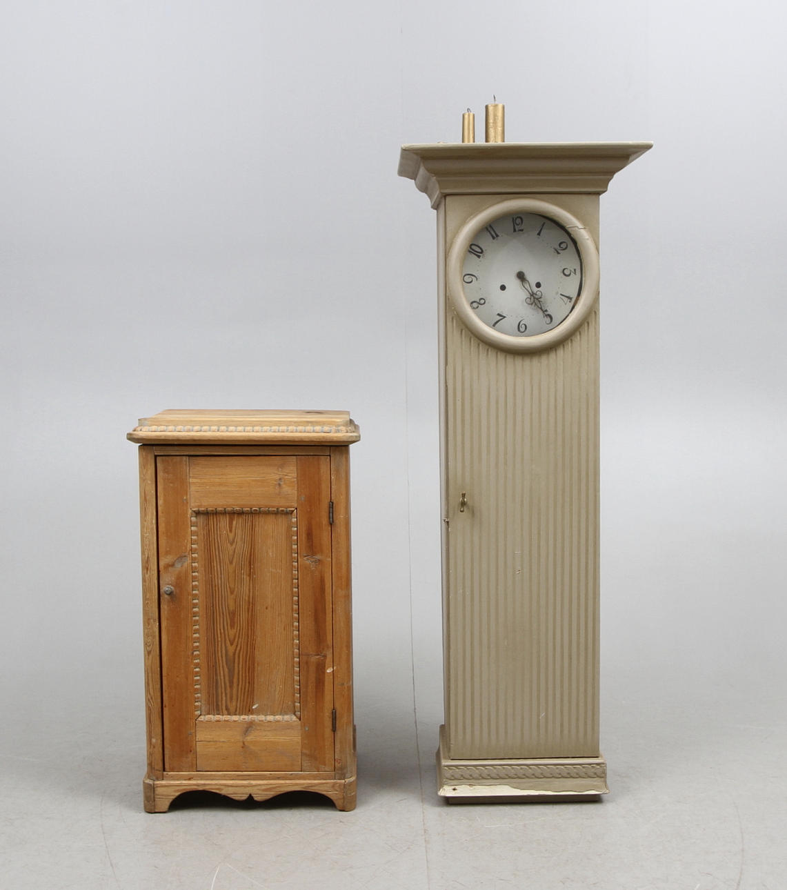 GOLVUR, 1800-tal, gustaviansk typ samt KOMMOD.