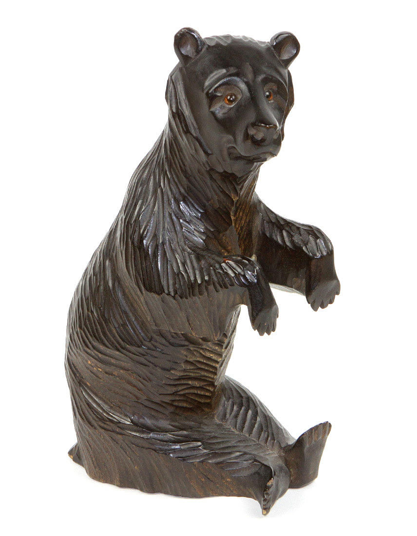 Käsin veistetty istuva karhu.