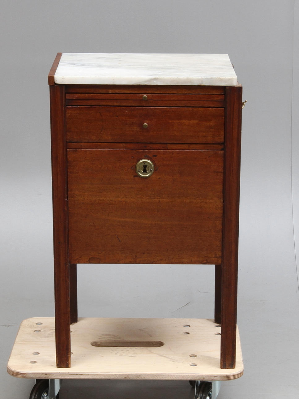 POTTSKÅP, med stenskiva, sengustavianskt, fanérat i mahogny, 1700-tal.