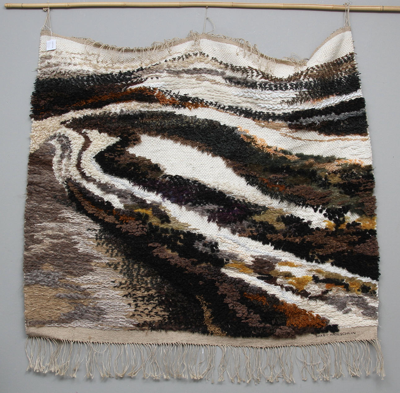 MARY MOESCHLIN. "Mörka klippor". Textilvävnad. Signerad.