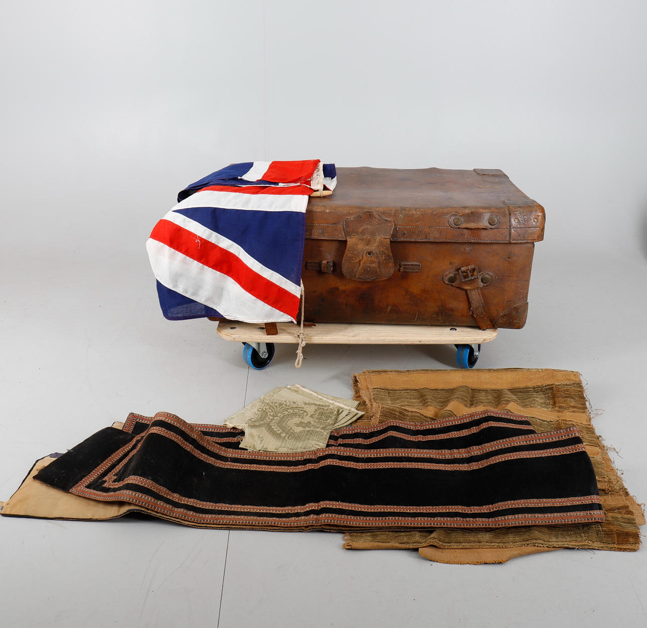 VIKTORIANISCHER LEDERKOFFER UND KLEINE STOFFMENGE.