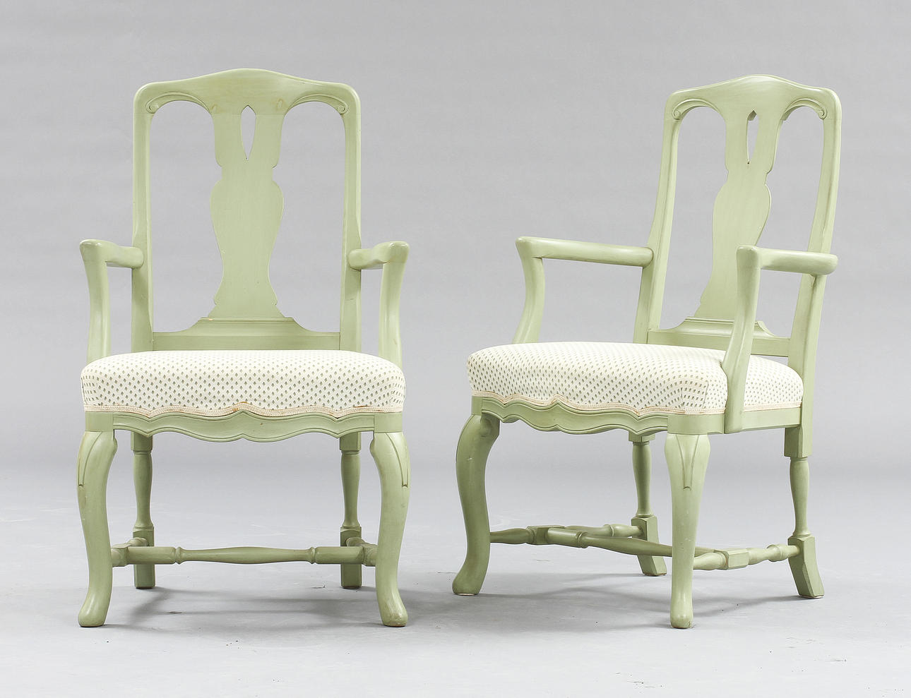 KARMSTOLAR, ett par, senbarockstil, 1900-tal.