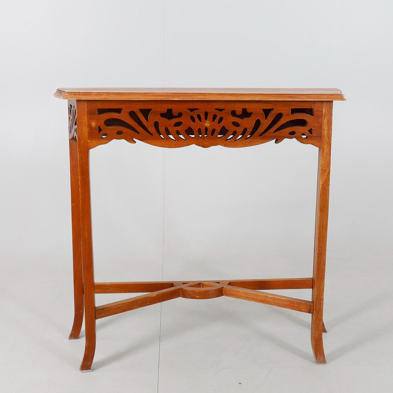 ET KONSOLBORD VALNØDDE, 20. ÅRHUNDREDE.