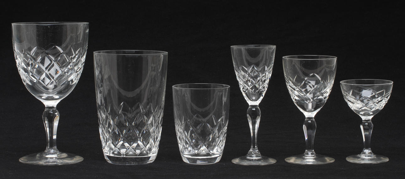GLASSERVISDELAR, ca 72 delar, glas, "Karolina", Gunnar Cyrén, Orrefors.