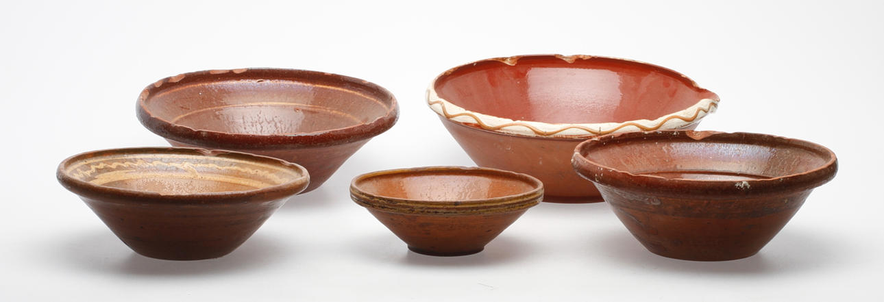 SKÅLAR, 5 st, Lergods, allmoge, 1800-tal.