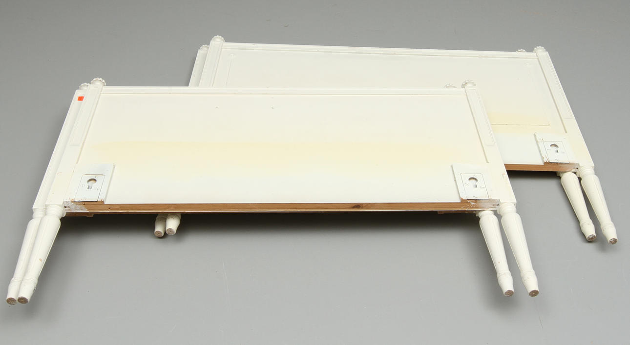 SÄNGGAVLAR, 1 par, gustaviansk stil, 1900-tal.