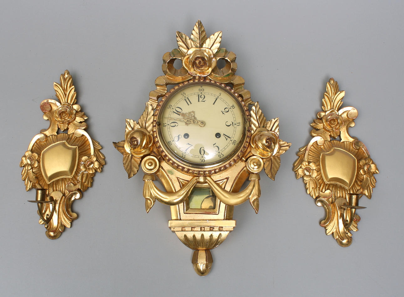 VÄGGUR, trä/pastellage + VÄGGLJUSSTAKAR, ett par, förgyllt trä.