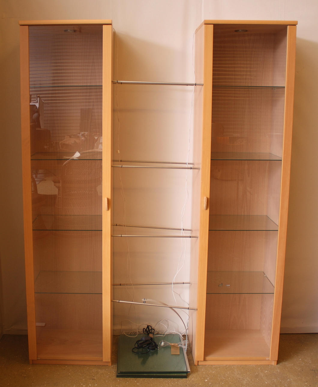 VITRINSKÅP MED GLASHYLLOR.