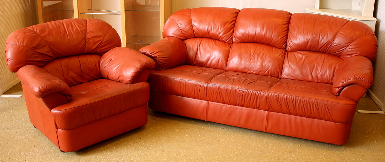 SKINNSOFFA 3-sits, och SKINNFÅTÖLJ.