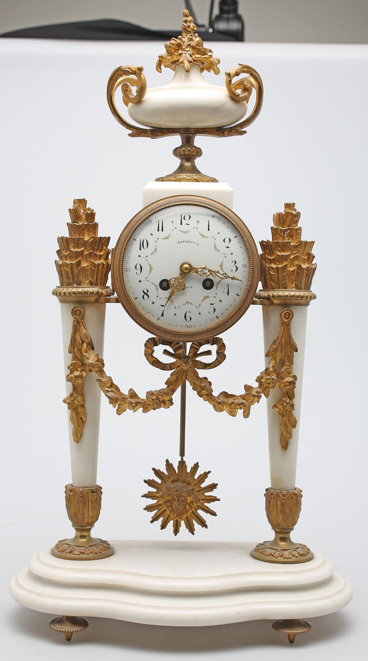 BORDSPENDYL, Louis XVI-stil, troligen Frankrike, 1800/1900-tal.
