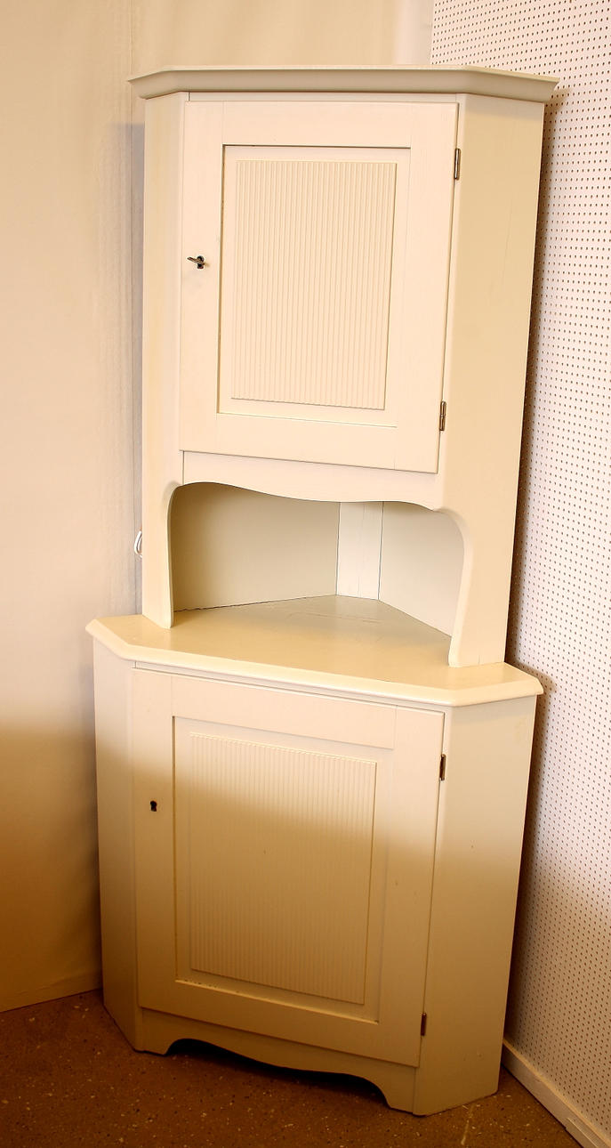 HÖRNSKÅP + SIDEBOARD: gustaviansk stil.