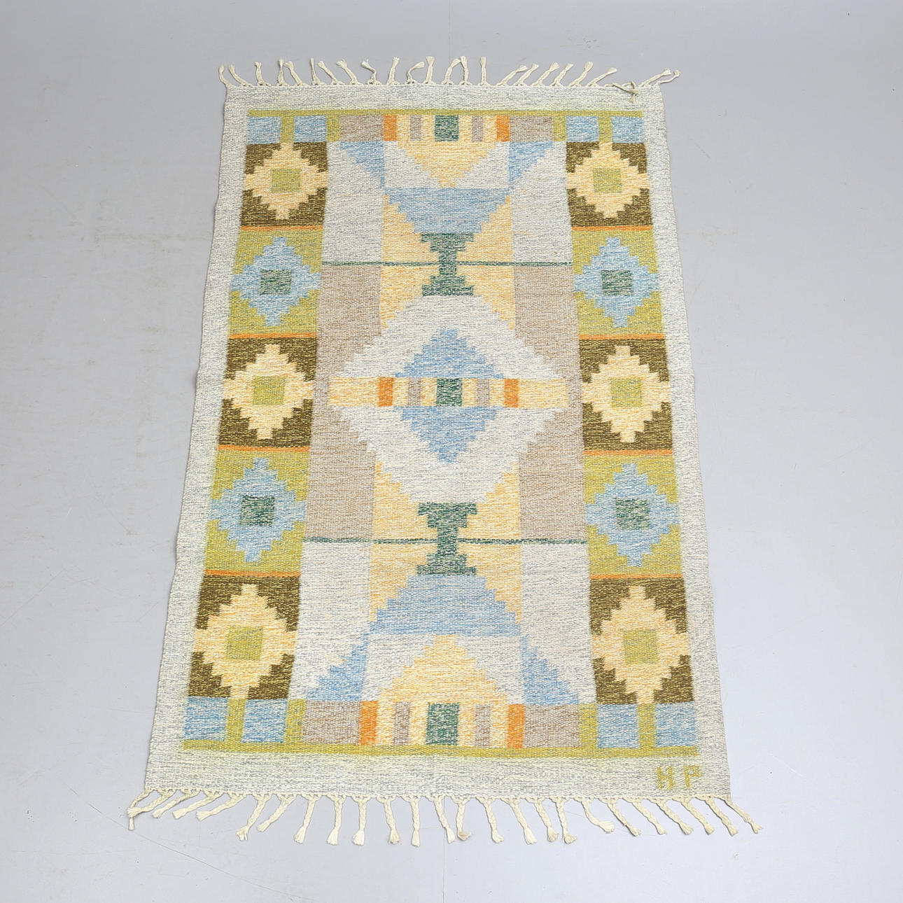 CARPET, fitted sheet, signed HP, 199 x 126 cm.