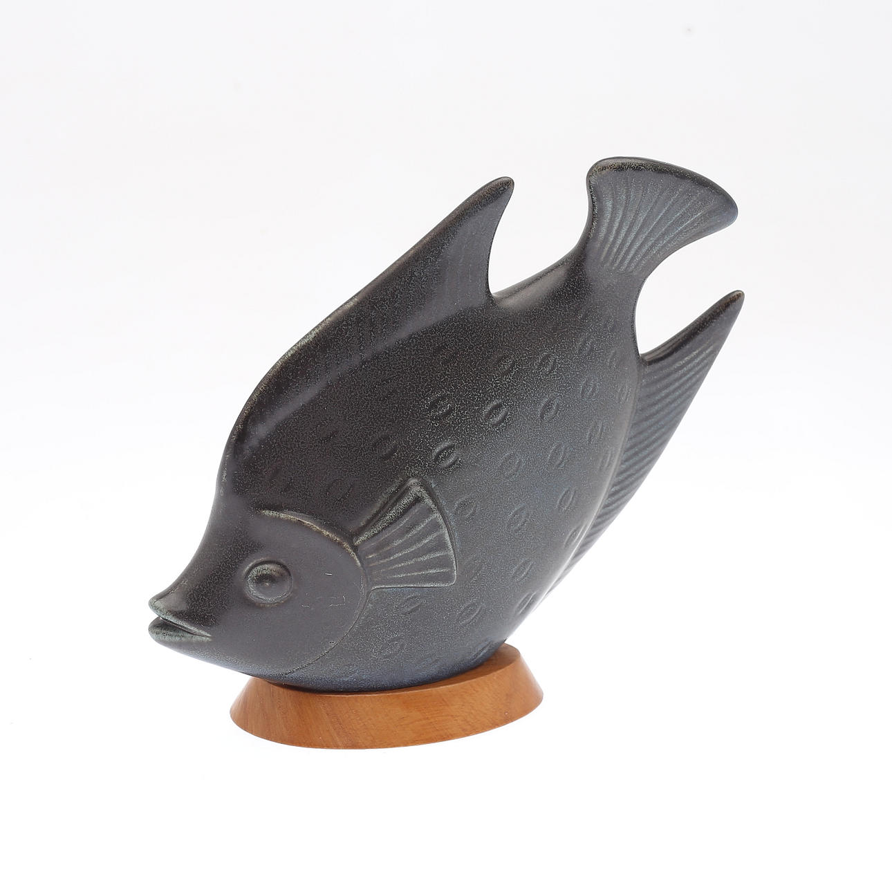 GUNNAR NYLUND. Fisk, stengods.