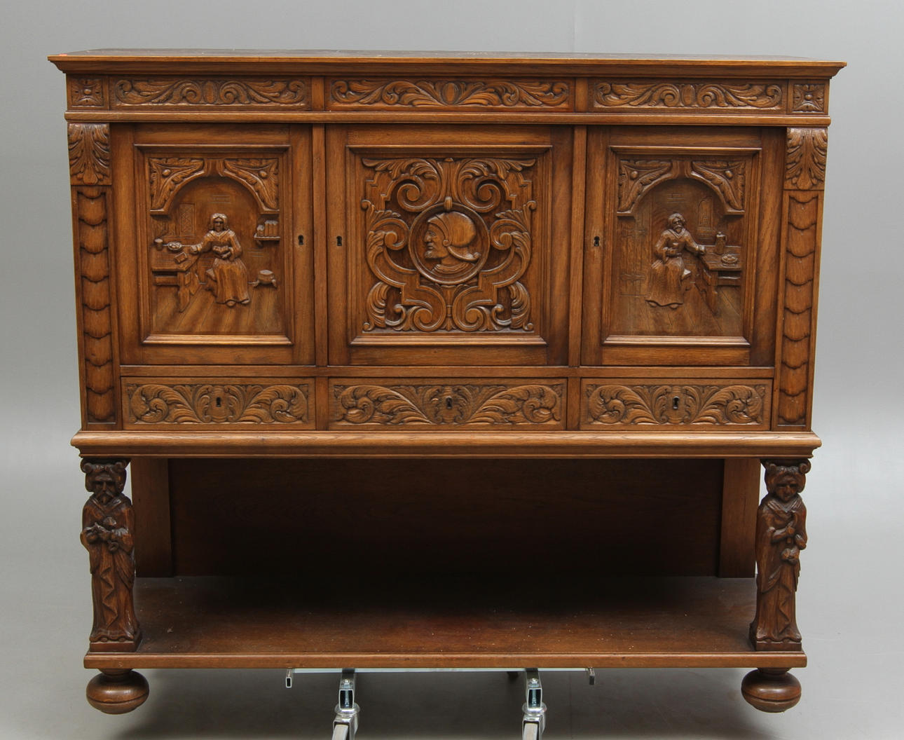 SKÅP, skuren dekor, 1900-tal.