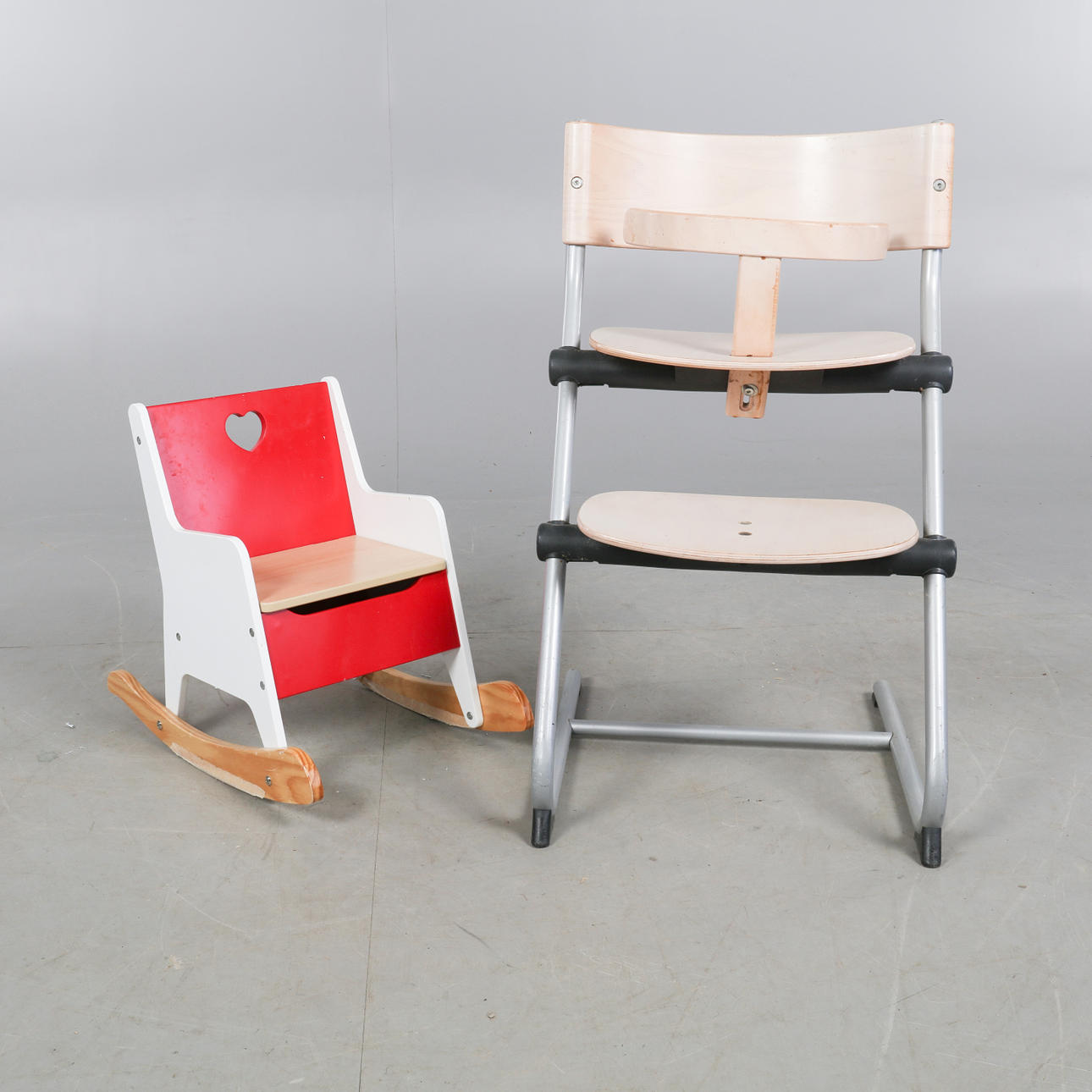 KINDERSTUHL UND EIN KLEINER SCHAUKELSTUHL.