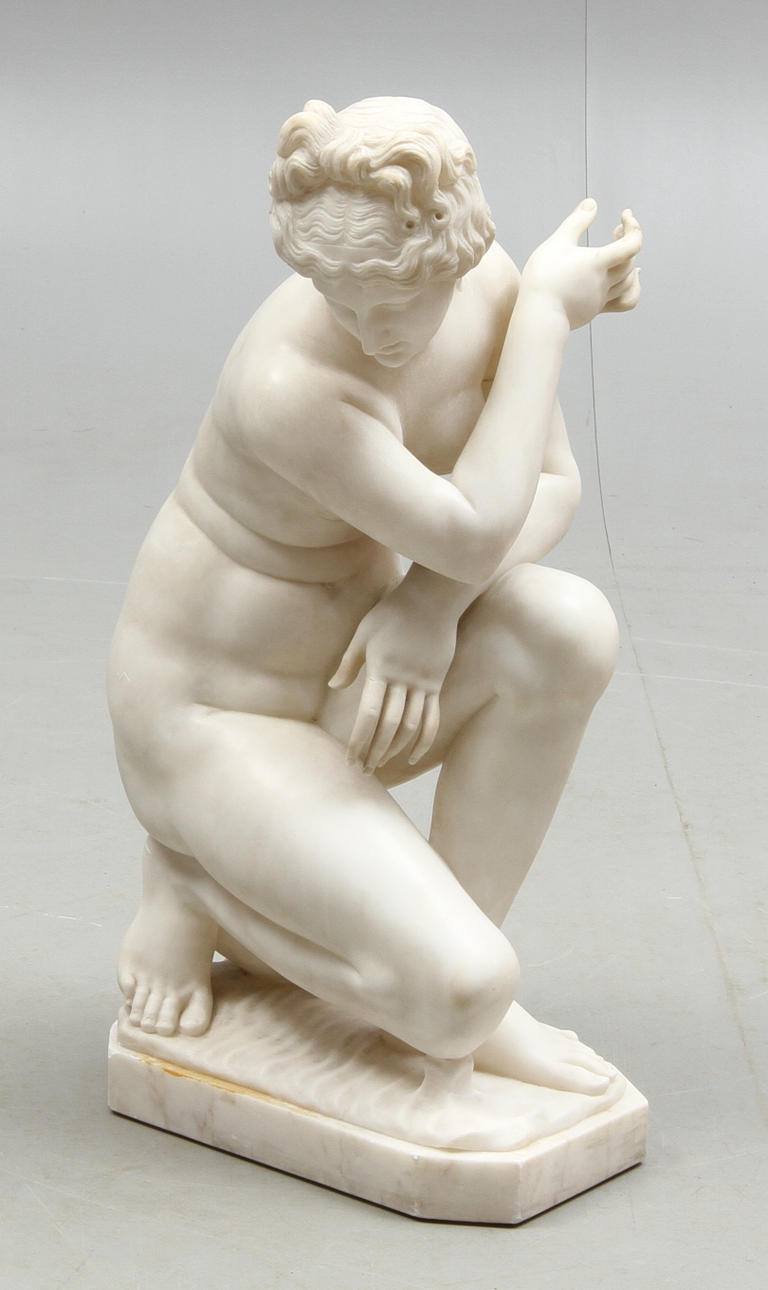 SKULPTUR, Knäböjande Venus, kopia efter antiken, alabaster.