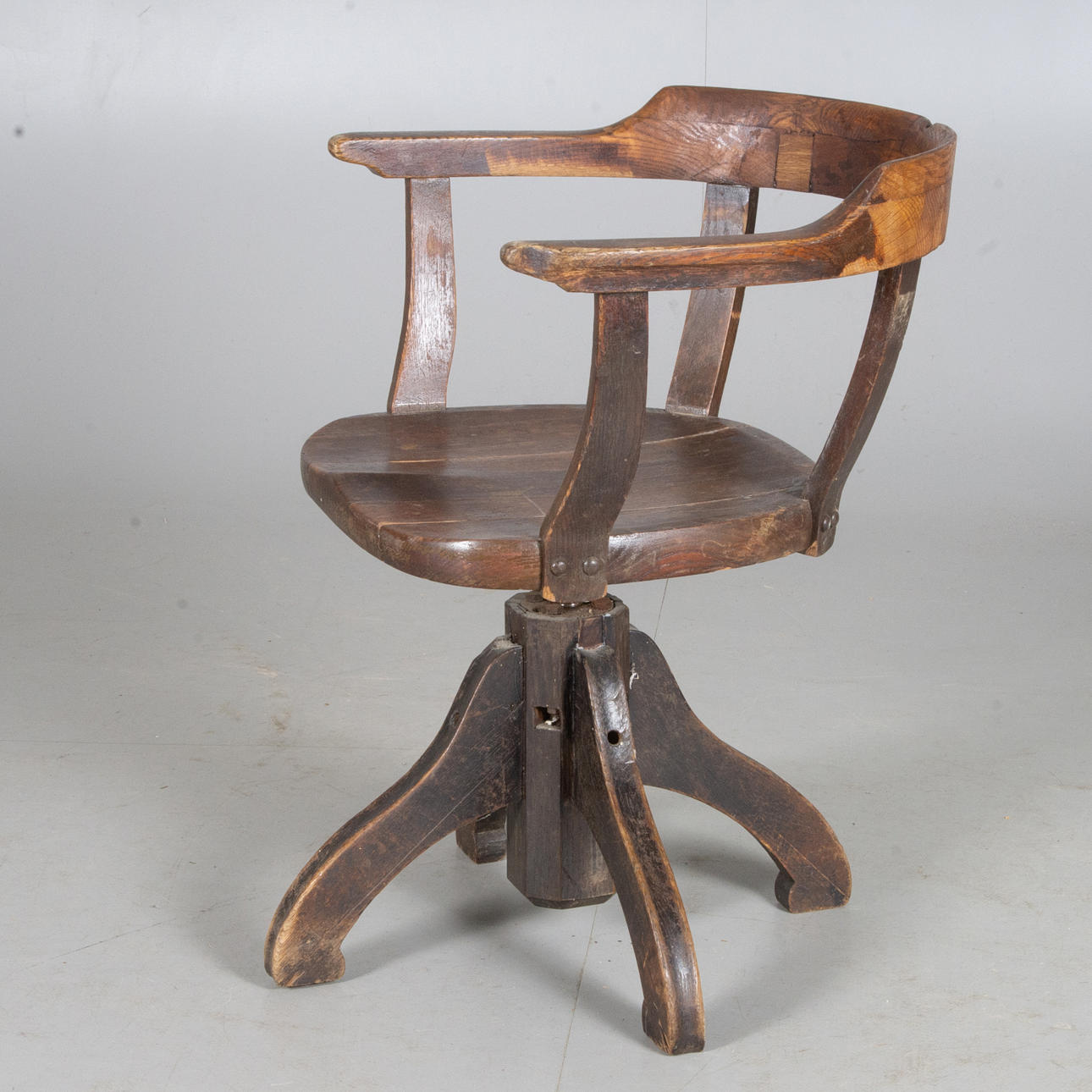 KONTORSSTOL, ek, 1900-talets första hälft.