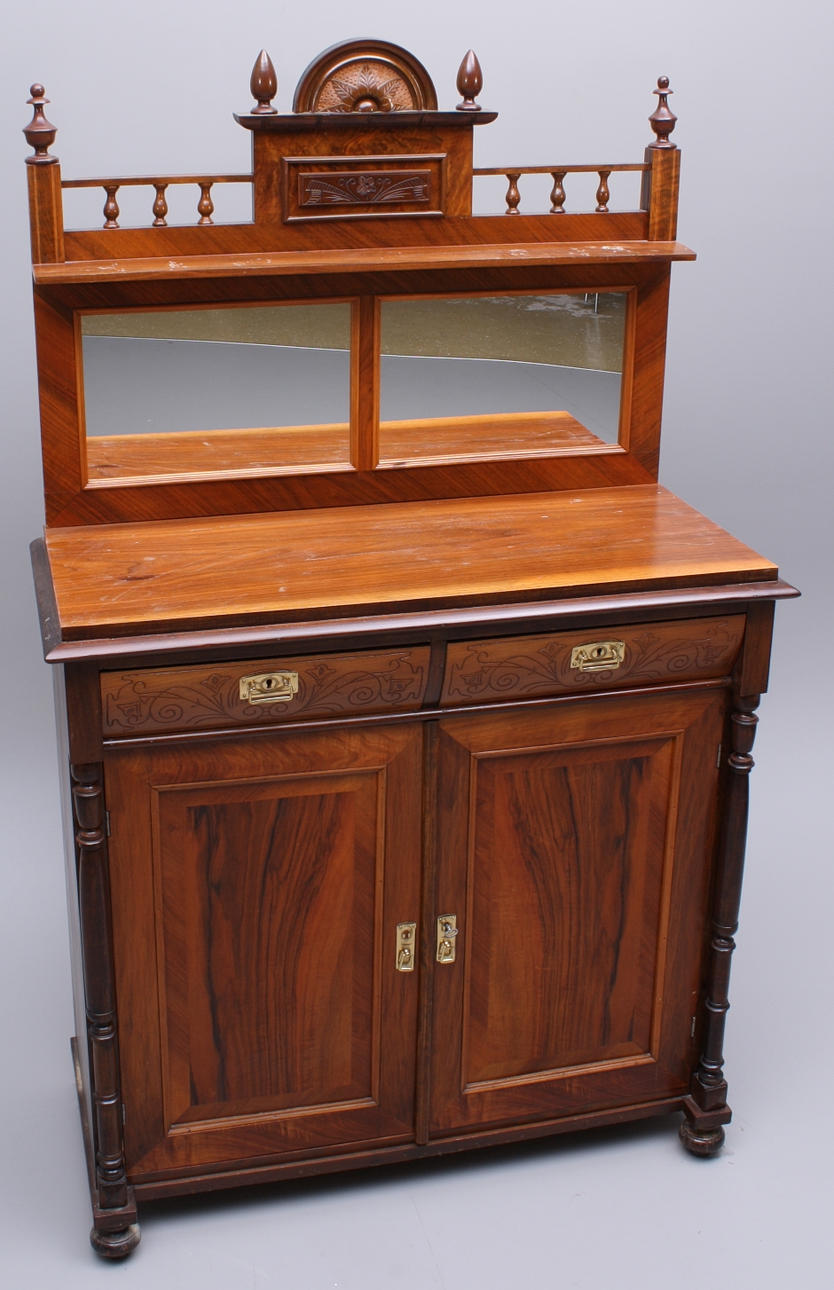 SPEGELBUFFÉSKÅP, trä/furu, nyrenoverad.