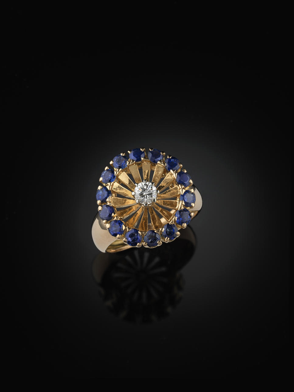 RING, 18 kt guld med en briljant ca 0.25 ct och 15 små safirer.Storlek 17 ¾, vikt 7.2 gram. Stämplad CB (Bucherer).