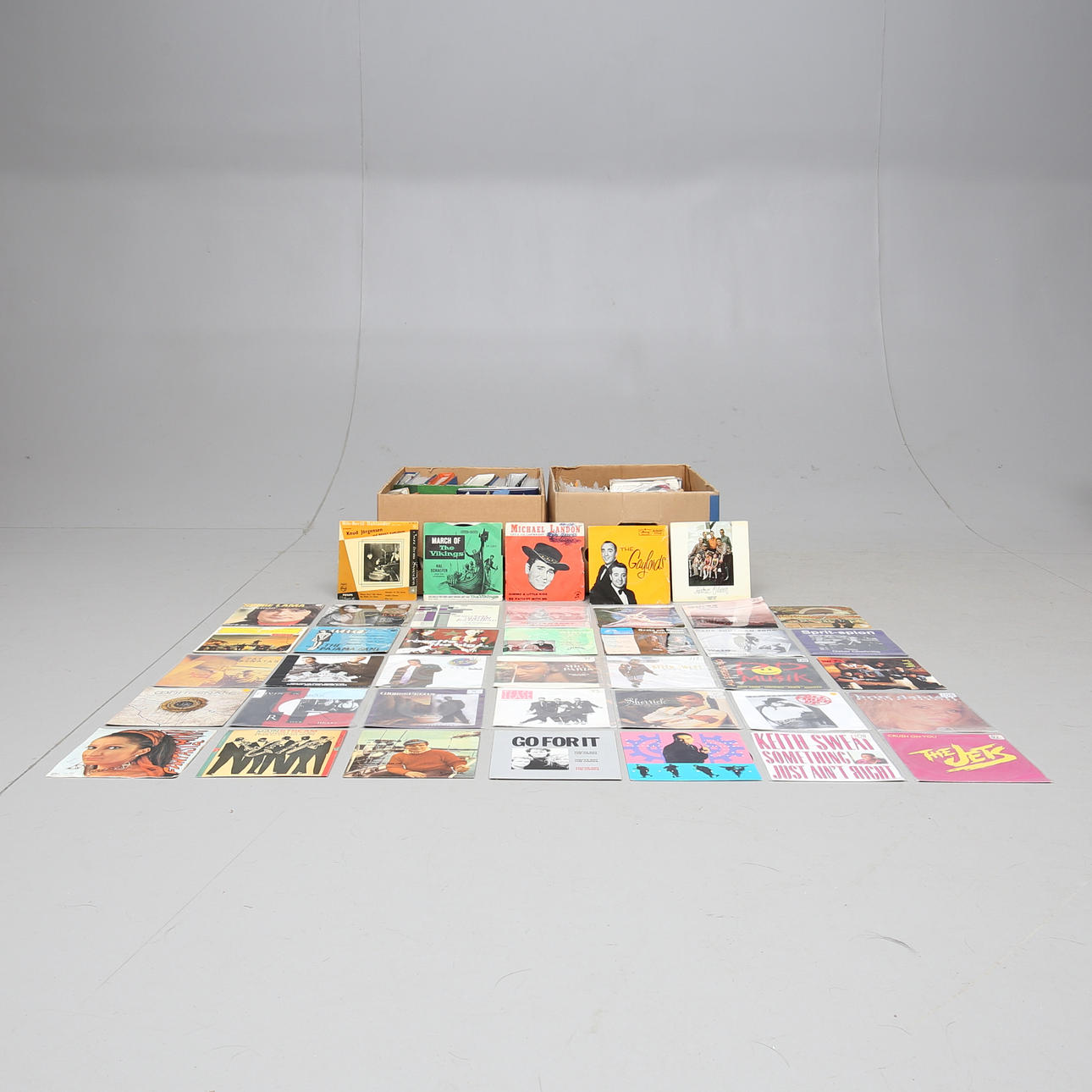 EP RECORDS AND SINGLES, 1900s. Miscellaneous - Miscellaneous - Auctionet