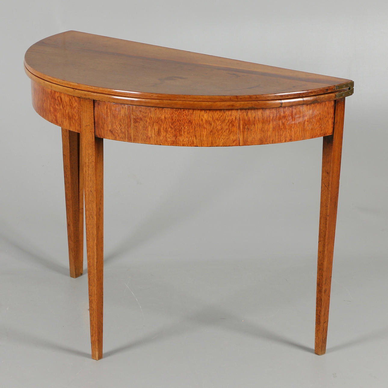 TISCH, mit klappbarer Platte.