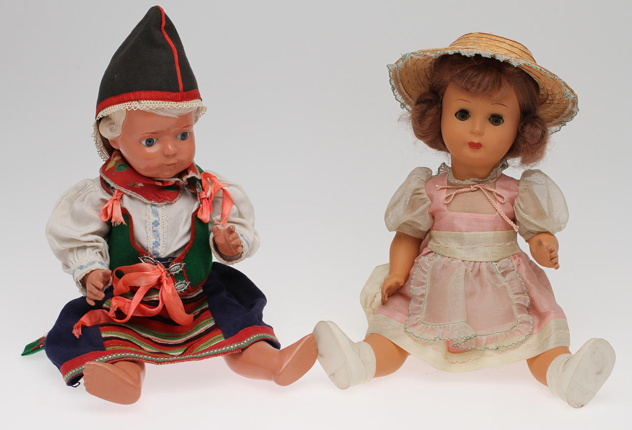 DOCKOR, 2 st, varav en sköldspaddsmärkt och klädd i folkdräkt. 1900-tal.