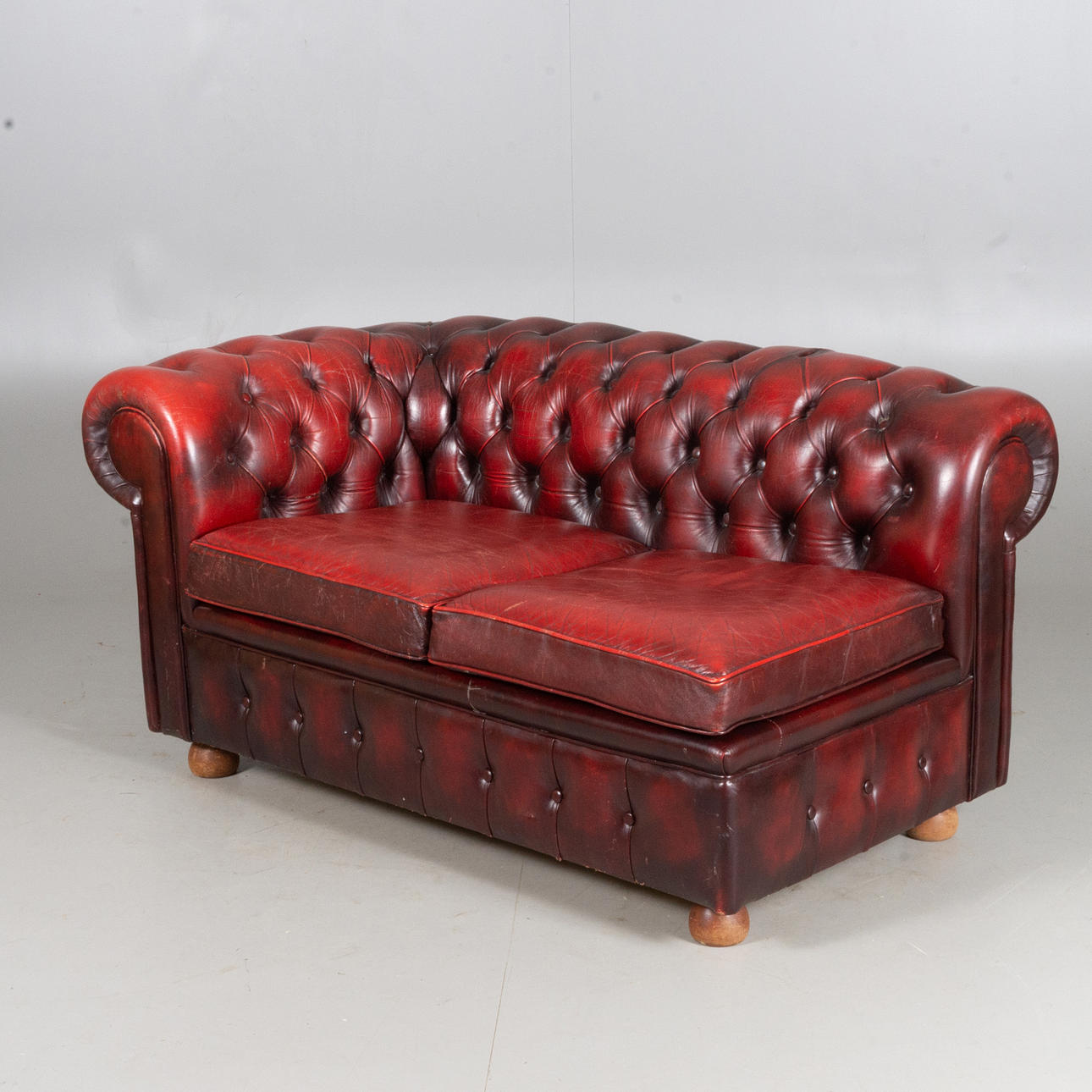 SILLÓN SOFÁ, modelo chesterfield, piel roja.