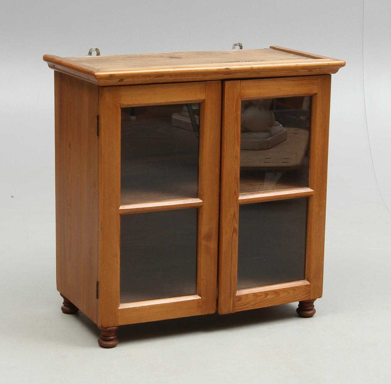 VITRINSKÅP, 1800/1900-tal.