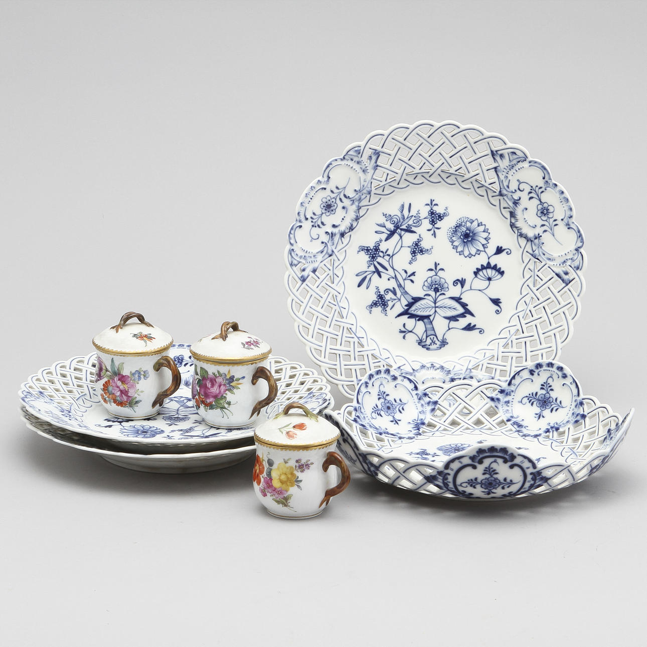 PORSLINSFÖREMÅL, 7 delar, Meissen och Royal Copenhagen.